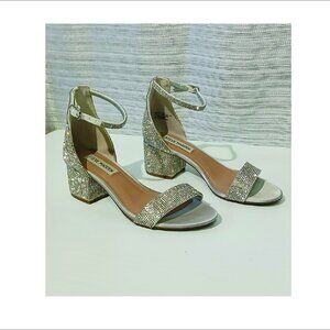 Steve Madden Chic Silver Sandales Size 5.5